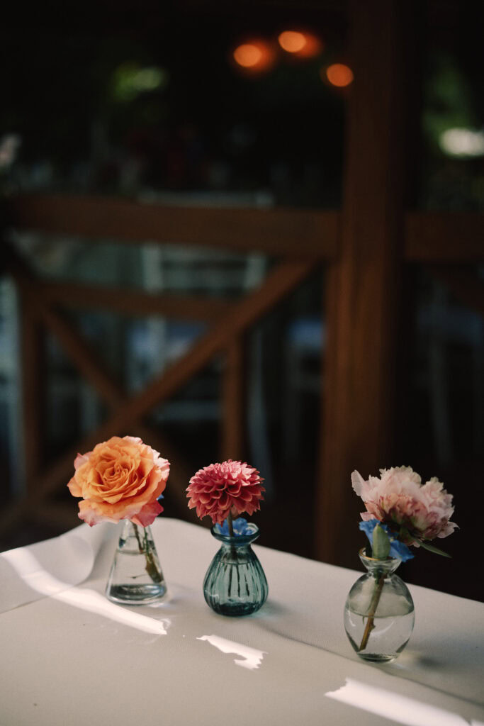 Kwiaty w szklanych wazonach na stole, elegancka dekoracja, idealne na wydarzenia, Blizej Studio.