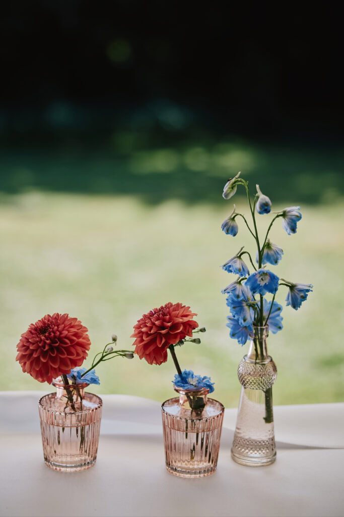 Eleganckie dekoracje kwiatowe na stół, idealne na specjalne okazje.