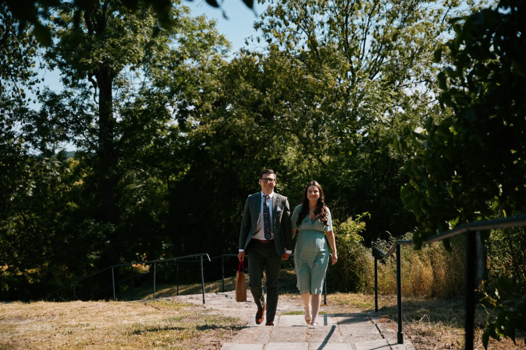 Naturalna sesja plenerowa w zielonym otoczeniu, romantyczne fotografie dla zakochanych, Blizej Studio.