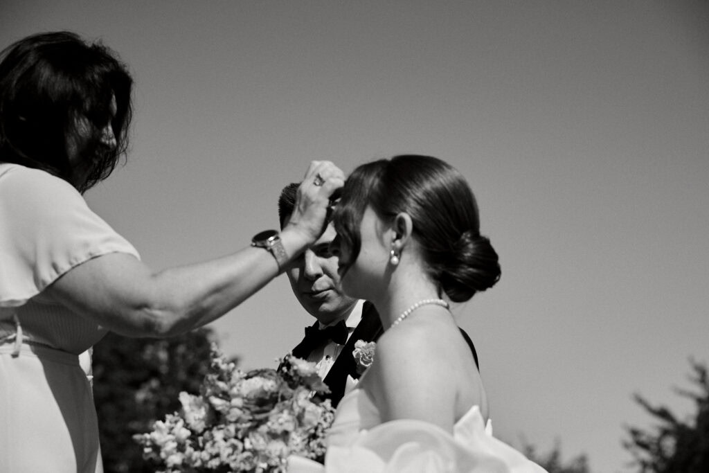 Ślubna ceremonia na zewnątrz, młoda i pan młody, fotografią ślubną, styl klasyczny.