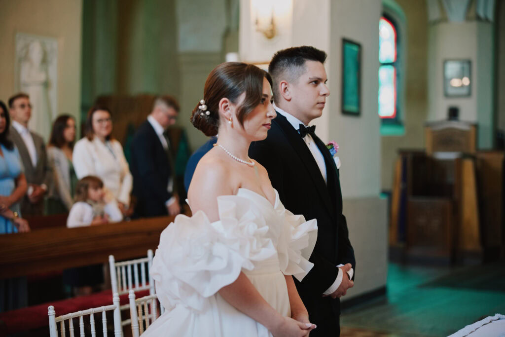 Oczekiwanie na sakramentalny moment podczas ślubu w zabytkowym kościele.